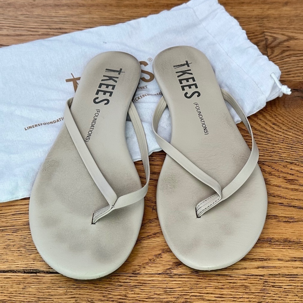 TKEES Lily Flip Flop Sandals in Size 6